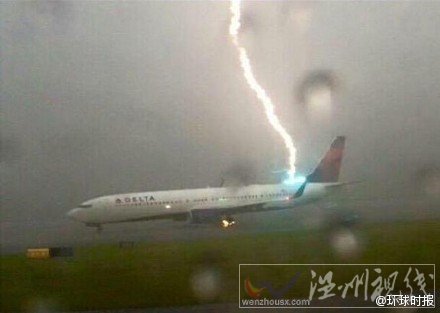 客機遭閃電擊中