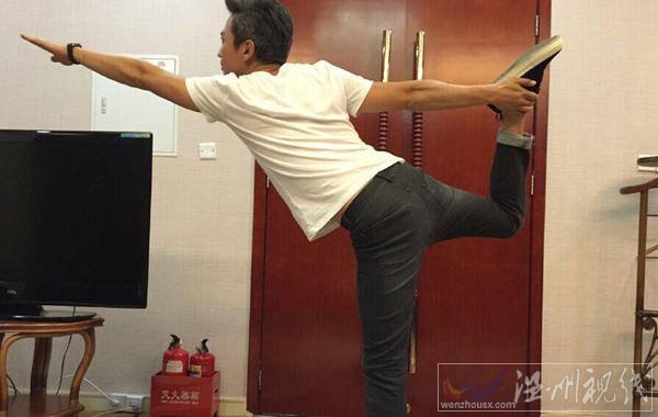 鄧超曬高難度瑜伽動(dòng)作