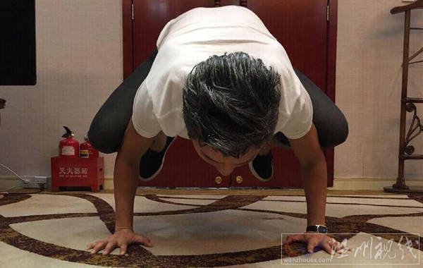 鄧超的瑜伽動(dòng)作嫻熟