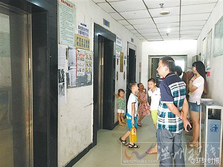 熊孩子擰開消防栓致15部電梯受損