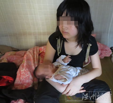 12歲媽媽思思抱著自己的女兒