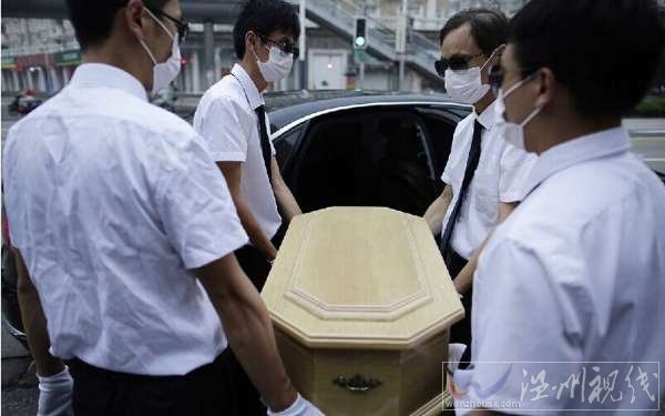 女子為狗舉行豪華寵物葬禮