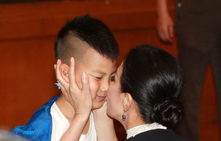 劉嘉玲強吻康康