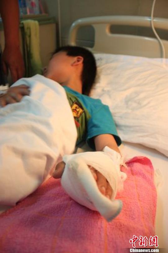 7歲男童疑玩"穿越"墜樓身亡 網友斥腦殘劇毒害深