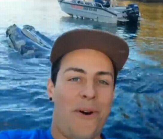 鯨魚向漁民求助