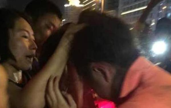 帶小三看球被認(rèn)出