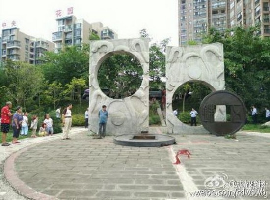 廣場雕塑倒地男孩被砸