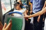 逼小學生讓座女子叫王霏 合肥女子公交車上逼小學生