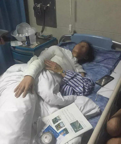 女子遭服務(wù)員潑熱湯