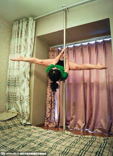 成都7旬老太跳鋼管舞