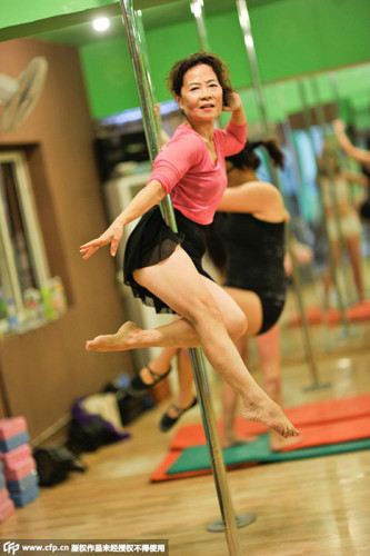 成都7旬老太跳鋼管舞