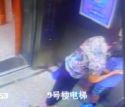 老太強吻小學生