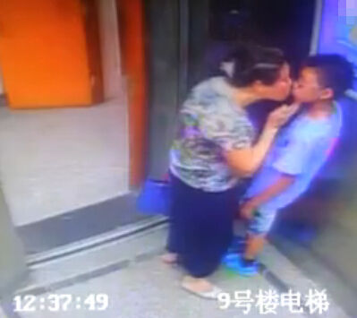 老太強吻小學生