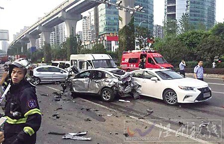 渝北17輛車連環相撞現場圖片