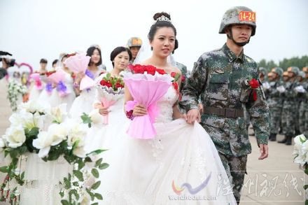 閱兵的戰士集體求婚