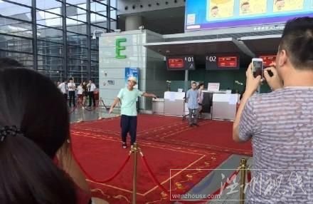 陳冠希向群眾示意自己沒有動手