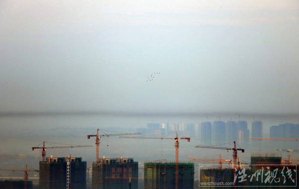 一大片黑色濃霧