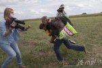 女記者故意絆倒難民 匈牙利女記者欺負(fù)難民被譴責(zé)