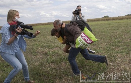 現場拍攝的女記者