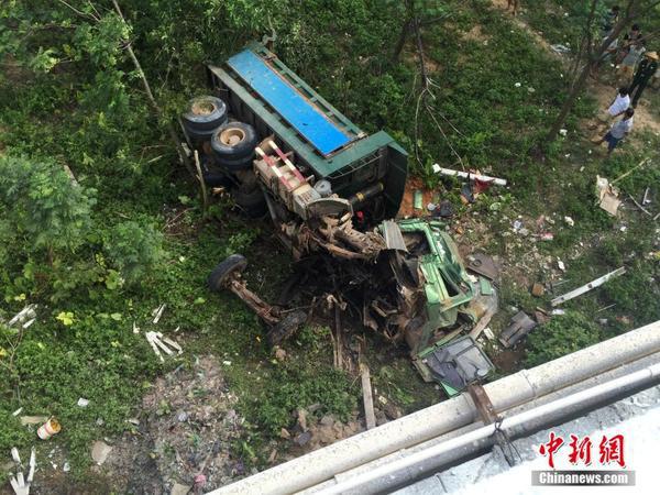 瓊州大橋車禍現(xiàn)場(chǎng)圖片