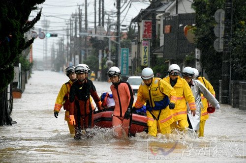 日本兩條大河決堤災情嚴重