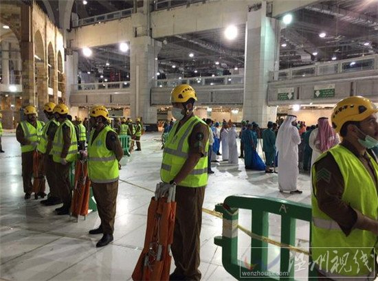 現場救援人員將被埋人員挖出