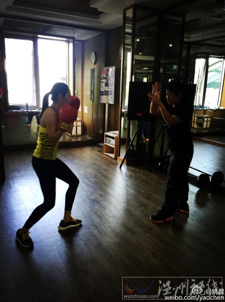 戴著拳擊手套像模像樣的練習