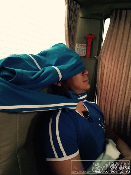 李晨用衣服包著頭睡覺