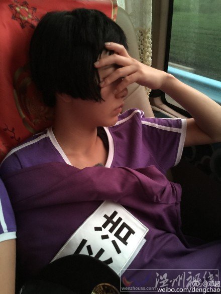 郭采潔靠在座位上睡覺