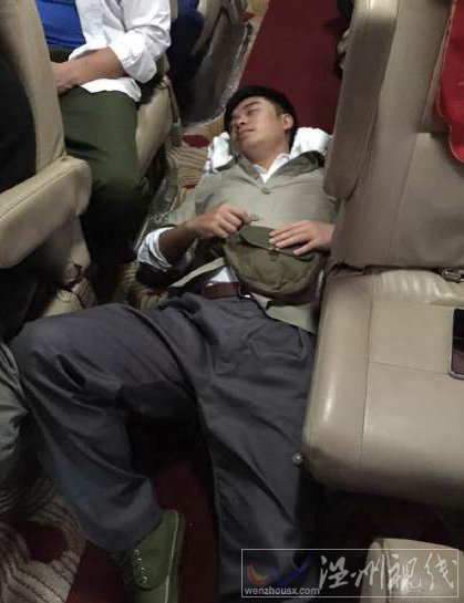 陳赫直接躺在過道上睡