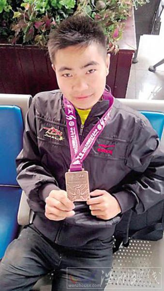 男子單腿蹦全國馬拉松全程