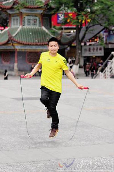 熊軍用單腿練習跳繩