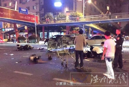 摩托車與面包車相撞