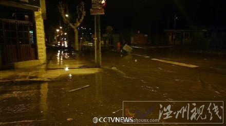 海嘯已經(jīng)涌向海岸邊