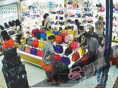 監控拍下老人盜竊的整個過程