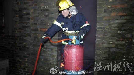 消防人員抱出煤氣罐