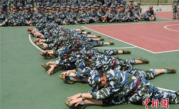 舞蹈系女生在軍訓時跳一字馬