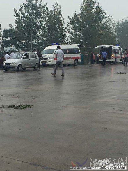 明港一大巴側翻