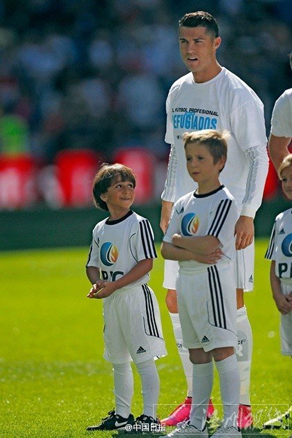 C羅帶被絆倒小孩出場