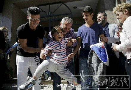 被絆倒難民男孩成C羅球童