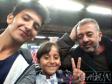 被女記者絆倒的小孩