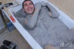男子泡水泥 國外男子嘗試泡水泥的感覺