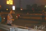 大媽高速上跳廣場舞 溫州大媽高速收費站邊上跳廣場