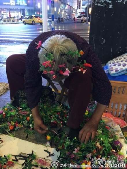 老太街頭賣發(fā)卡