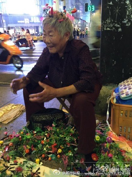 八旬老人街頭賣發(fā)卡