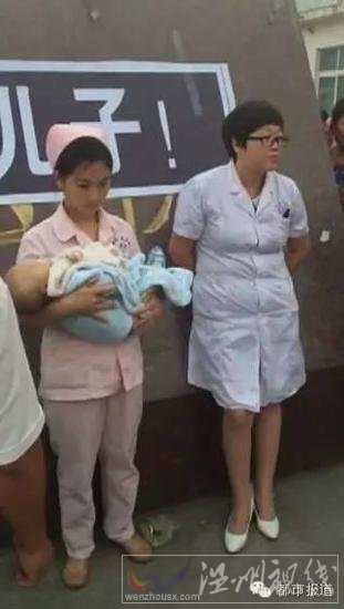 醫(yī)生被逼抱著孩子尸體