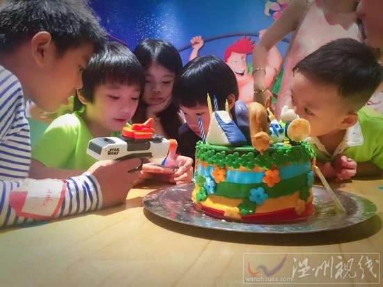 吳鎮(zhèn)宇為兒子慶生