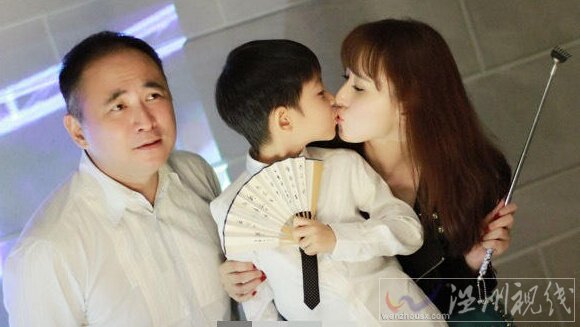 胡靜富豪老公朱兆祥全家福