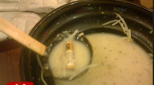 女子拉面吃出電池