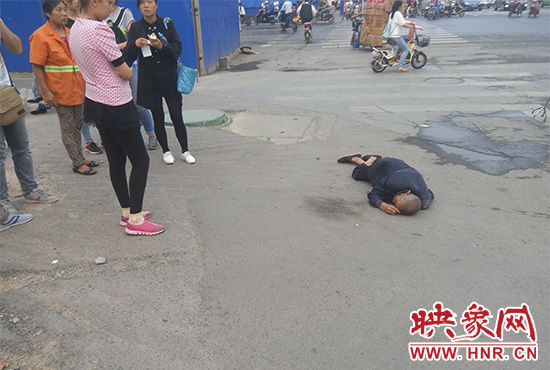 鄭州街頭老人倒地路人拍照后扶起